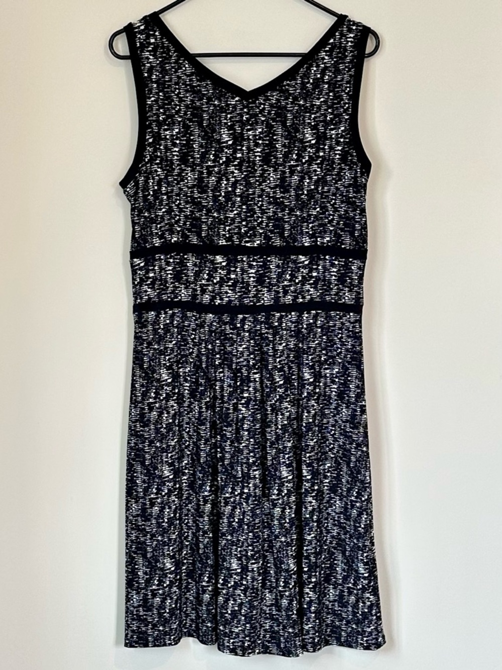 Ann Taylor Black & White Sleeveless V-Neck Midi Dress - Size: Medium - Picture 6 of 6